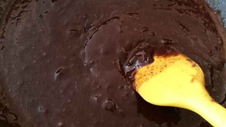 巧克力月饼（超详细）,一定要不停地用硅胶刀搅拌，一直小火炒，边炒边用硅胶刀压碎没搅拌均匀的小颗粒。