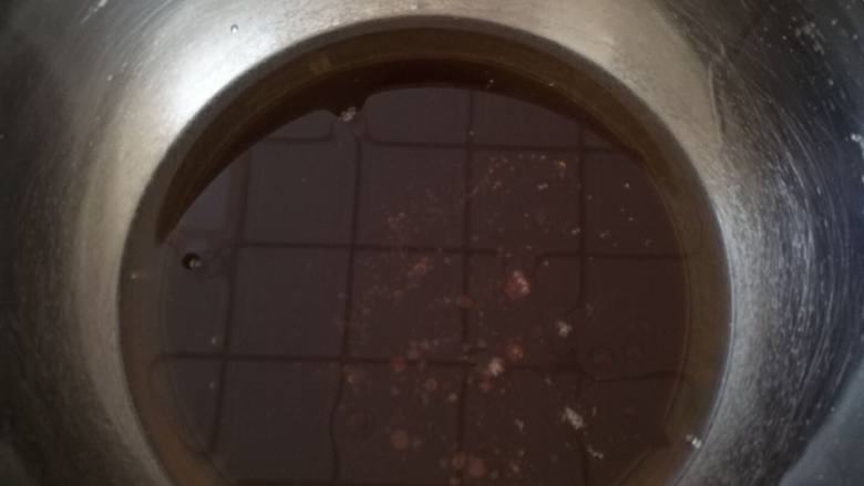 巧克力月饼（超详细）,将花生油和巧克力酱倒入干净的盆中。