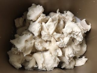 十足的软妹子——中种酸奶吐司,加入发酵好的中种面团（撕成小块）
面包机开始启动揉面