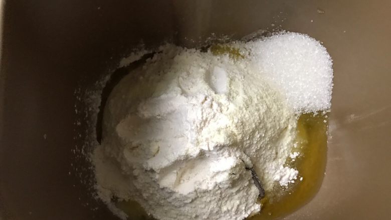 十足的软妹子——中种酸奶吐司,面包桶加入主面团全部材料
糖和盐分别放在粉堆的两个对角
粉堆中间挖个小坑放入酵母再盖起来