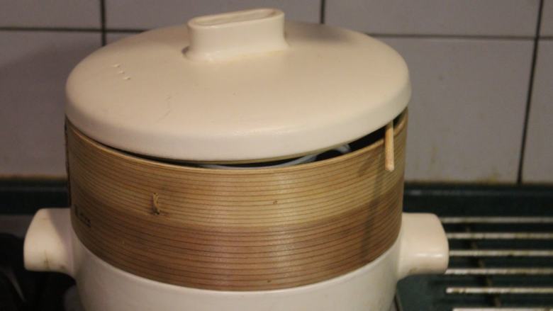 日式茶碗蒸,要放根筷子夹在锅盖边，使过多的蒸汽能够散出。一方面倾斜锅盖，让凝结在锅盖的水滴从边缘流掉，不会滴到蒸蛋上。用中火蒸约8分钟，再改小火2分钟即可。将要浮在表面的<a style='color:red;display:inline-block;' href='/shicai/ 301'>鲜虾</a>、香菜、<a style='color:red;display:inline-block;' href='/shicai/ 2559'>红萝卜</a>、鱼板，在蒸到约5分钟时摆上。
