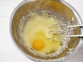 柠檬奶油芝士,分次加入鸡蛋充分搅拌均匀