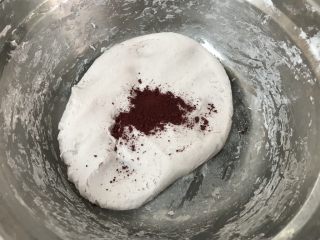 多彩Q弹的芋圆～越嚼越过瘾,其中一半的面团加入了些红曲米粉