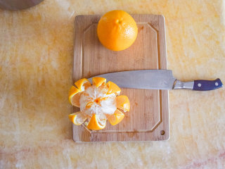 香橙酱,将橙子去皮。一种比较简单的去皮方法就是用刀在表皮上划出4道以上划痕，然后用手沿着划痕剥出果肉。记得要将果肉上白色的橘络小心撕掉。果皮备用。