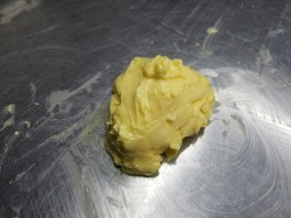 糖霜饼干底的制作方法,黄油室温软化，软到手指可以轻松按下，就可以使用。