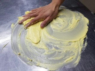 糖霜饼干底的制作方法,把黄油放在手掌下面，用手掌画圈，揉发黄油，直到黄油稍稍变白。当然这一步骤可以用打蛋器打发黄油。