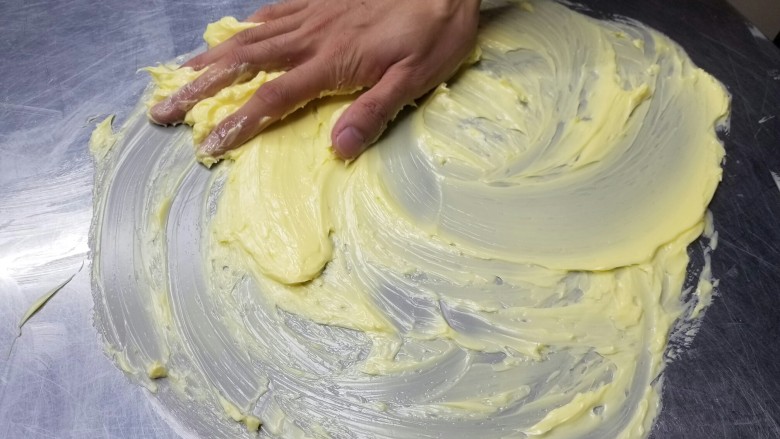 糖霜饼干底的制作方法,把黄油放在手掌下面，用手掌画圈，揉发黄油，直到黄油稍稍变白。当然这一步骤可以用打蛋器打发黄油。