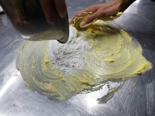糖霜饼干底的制作方法,加入糖粉，继续拌匀，直至看不见糖粉。糖粉不能用砂糖代替，因为延伸度不一样