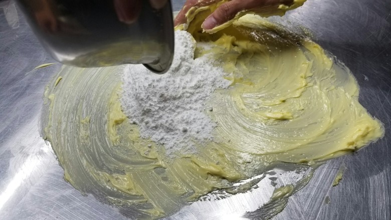 糖霜饼干底的制作方法,加入糖粉，继续拌匀，直至看不见糖粉。糖粉不能用砂糖代替，因为延伸度不一样