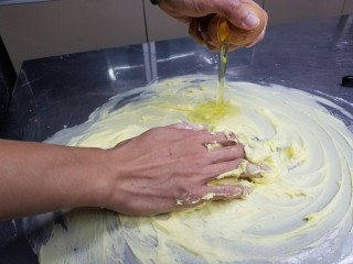 糖霜饼干底的制作方法,加入一个鸡蛋，拌匀，直至黄油和鸡蛋充分融合。