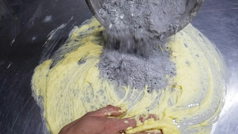 糖霜饼干底的制作方法,这是混合了10g的黑可可粉。加入黄油糊中，拌匀，直至看不见粉类即可。切勿搅拌过度。搅拌过度会膨胀，饼干不平整。