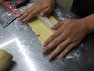 糖霜饼干底的制作方法,从冰箱里拿出的面团有点硬，室温软化一会，就可以擀开，用擀面杖擀成0.3cm厚度的面皮