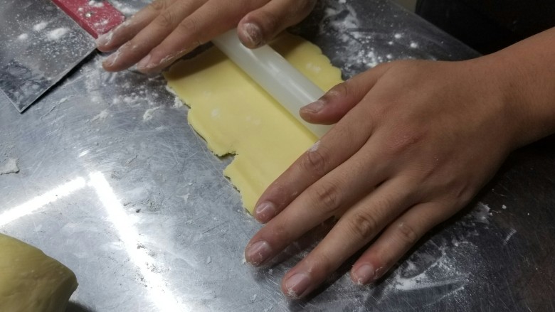 糖霜饼干底的制作方法,从冰箱里拿出的面团有点硬，室温软化一会，就可以擀开，用擀面杖擀成0.3cm厚度的面皮