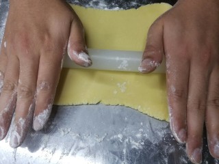 糖霜饼干底的制作方法,工作台面要撒上面粉，这样面皮就不会太粘
