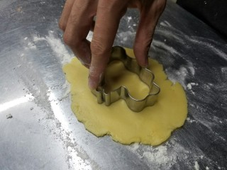 糖霜饼干底的制作方法,用饼干切膜切出你想要的形状
