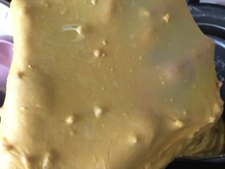 南瓜花生乳酪面包,面团和黄油完全融合，面团揉至完全扩展状态，和面结束