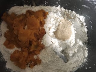 南瓜花生乳酪面包,把除了花生和黄油以外的面包材料一起放入面包桶搅拌
