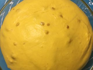 南瓜花生乳酪面包,面团发酵至两倍大，取出排气