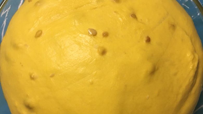 南瓜花生乳酪面包,面团发酵至两倍大，取出排气