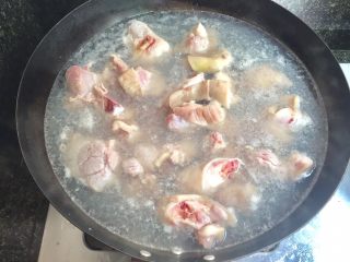 一碗红烧猪蹄,猪脚放入热锅中煮掉浮油