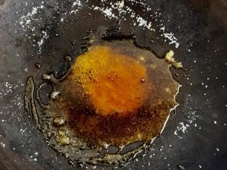 一碗红烧猪蹄,烧至白砂糖全部化掉，呈焦黄状