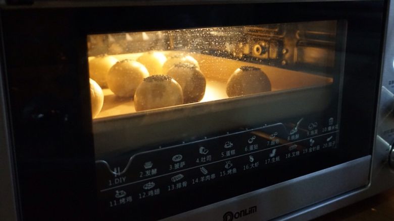 植物油版蛋黄酥,放入已经预热好的烤箱中下层，烘烤25分钟左右