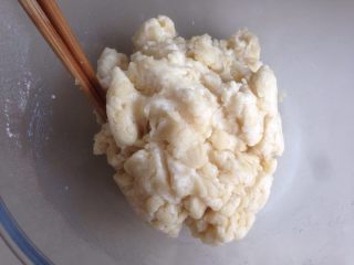 植物油版蛋黄酥,筷子搅拌均匀