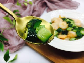 #绿色美食# 黄瓜炒虾仁,黄瓜经过第7步骤腌制和第23步骤过油，炒出以后颜色碧绿，口感脆爽。