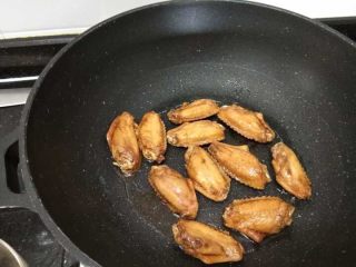 香煎黑椒鸡中翅,油热转小火，把鸡中翅拍放进锅里，皮厚的那面先煎