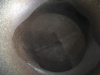 黑椒手撕杏鲍菇,锅中烧热，放入油