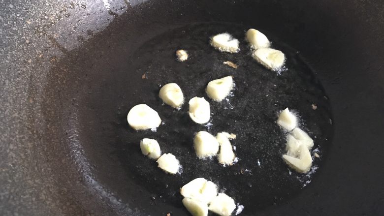黑椒手撕杏鲍菇,另起一锅，锅中倒入少量油，爆香大蒜
（喜欢吃辣的可以在这一步放入小米椒）