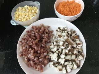 蒸腊味糯米饭,腊肠，香菇，红萝卜切粒，玉米剥粒
我用的新鲜蘑菇，要是香菇干就要提前泡发哟