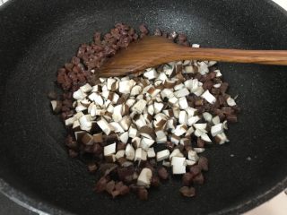 蒸腊味糯米饭,腊肠炒出油后，加入香菇