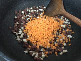 蒸腊味糯米饭,香菇炒到半透明状时，加入红萝卜