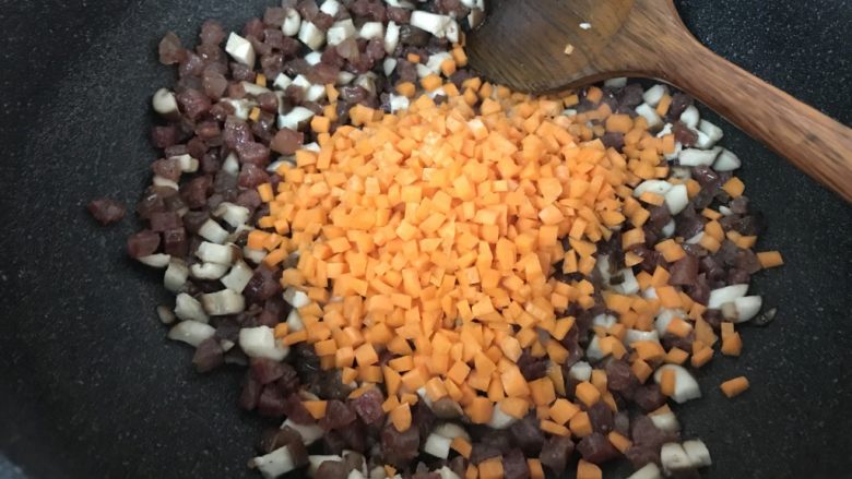 蒸腊味糯米饭,香菇炒到半透明状时，加入红萝卜
