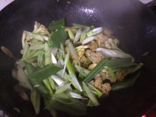 肉片炒菜花,加入葱段炒均匀。