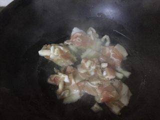 肉片炒菜花,加入肉片翻炒均匀。