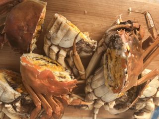 香辣大闸蟹,对于大闸蟹这种昂贵的食材，我一般来说都倾向于用清蒸的方式去烹调，以最大限度地保留其鲜甜丰膄的本味，并将蟹身用剪刀从中间剪开在两半
