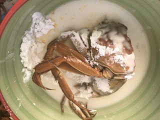 香辣大闸蟹,将大闸蟹放入淀粉里裹上均匀淀粉