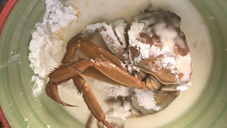 香辣大闸蟹,将大闸蟹放入淀粉里裹上均匀淀粉