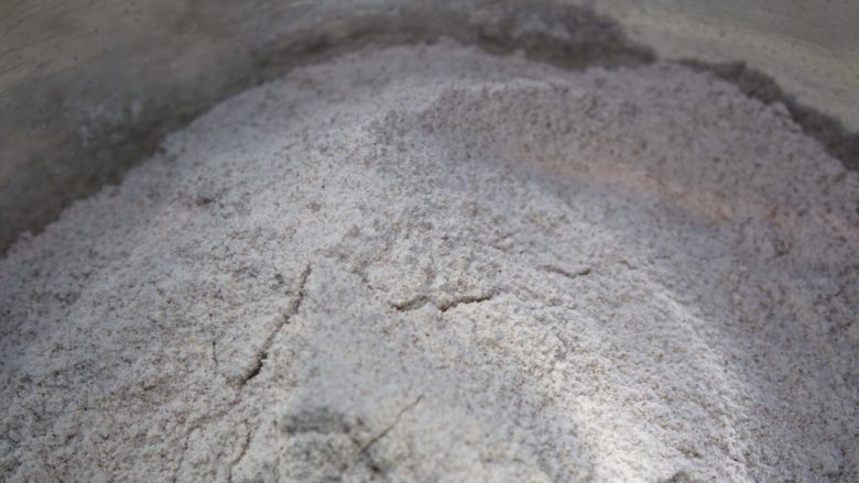 麦麸坚果吐司,搅拌桶内放入黑全麦粉
