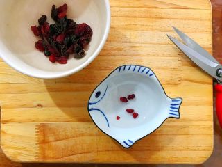 抹茶坚果一口酥,这时候果干也浸泡好了，捞出来，不用擦干，用剪刀剪碎，如图所示剪的尽量小一点！
