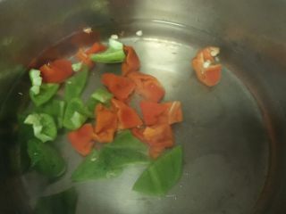 腊肠煲仔饭,放入花椒和青椒块烫半分钟捞出沥干水分。