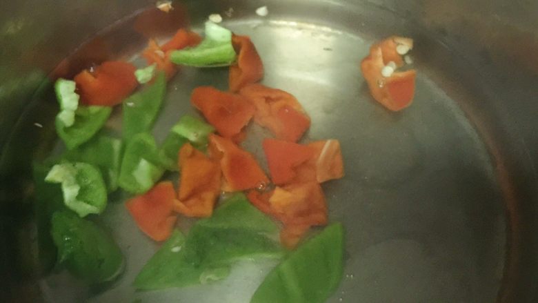 腊肠煲仔饭,放入花椒和青椒块烫半分钟捞出沥干水分。
