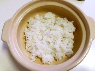 腊肠煲仔饭,放入剩米饭。