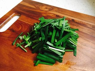 #绿色美食# 韭菜肉丝香干小炒,韭菜切成3厘米左右的段。