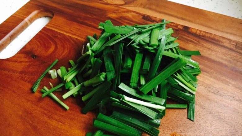 #绿色美食# 韭菜肉丝香干小炒,韭菜切成3厘米左右的段。