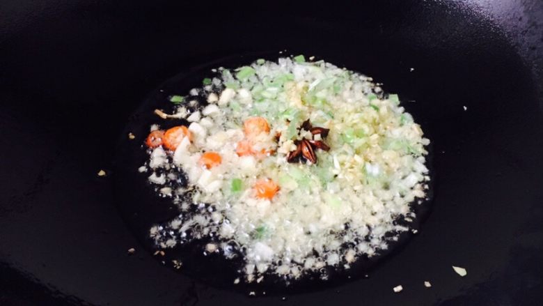 #绿色美食# 韭菜肉丝香干小炒,然后放入备好的葱米、姜米、蒜米、小米椒爆香。