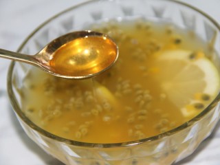 冬喝暖饮夏吃冰~百香果柠檬蜂蜜饮,加入蜂蜜，多加，大概4勺