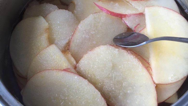 液种玫瑰棉花糖肉松吐司,都切好苹果，放水，加糖盐煮软